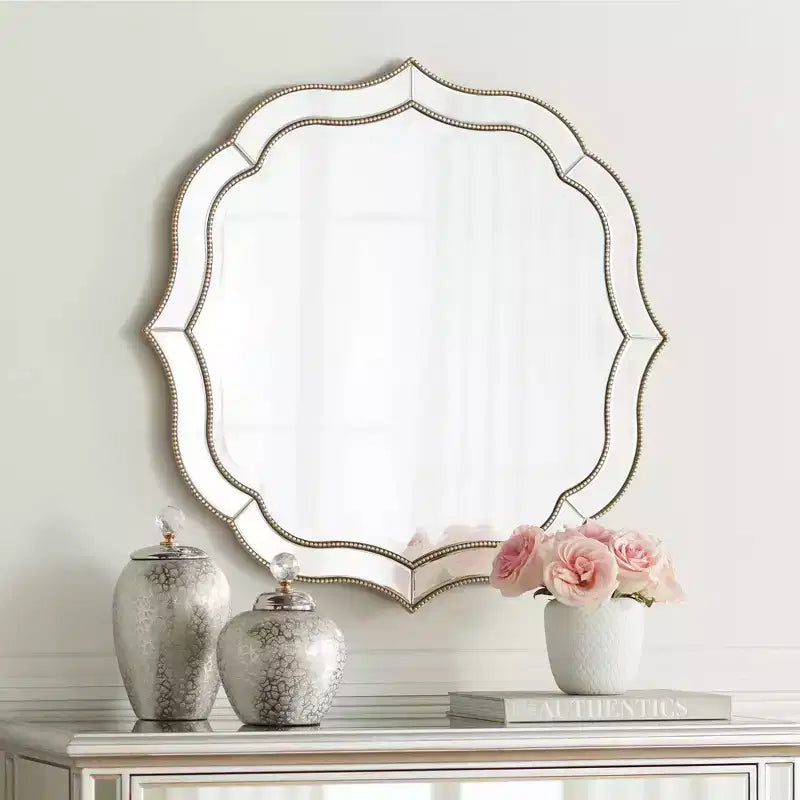 Specchio da parete rotondo Laureen Scalloped per toeletta - Vetro smussato, cornice perline color oro champagne, larghezza 32"