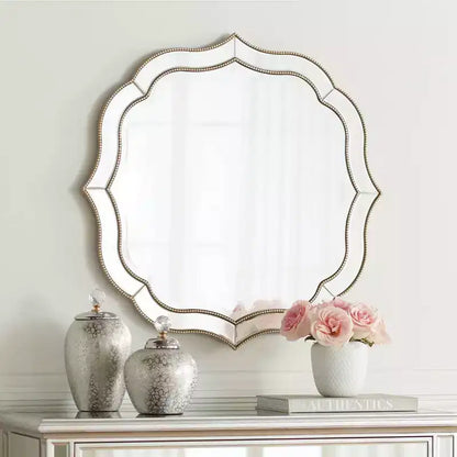 Specchio da parete rotondo Laureen Scalloped per toeletta - Vetro smussato, cornice perline color oro champagne, larghezza 32"